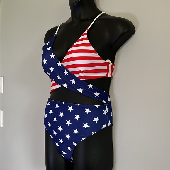 Qearal | NWT American Flag Red White Blue Cut Out Wrap Around Swimsuit | Size M - Picture 4 of 10